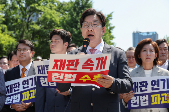 권성동 국민의힘 원내대표가 11일 이재명 대통령의 공직선거법 위반 사건의 파기환송심을 사실상 무기한 연기한 서울고등법원 앞에서 열린 현장 의원총회에 참석해 발언하고 있다. [연합뉴스]